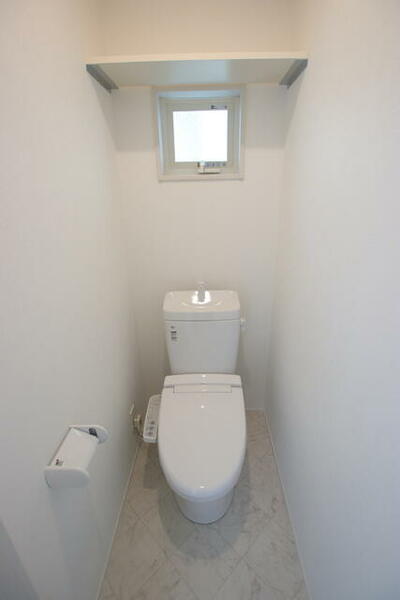 画像6:トイレには換気窓、上部収納があります