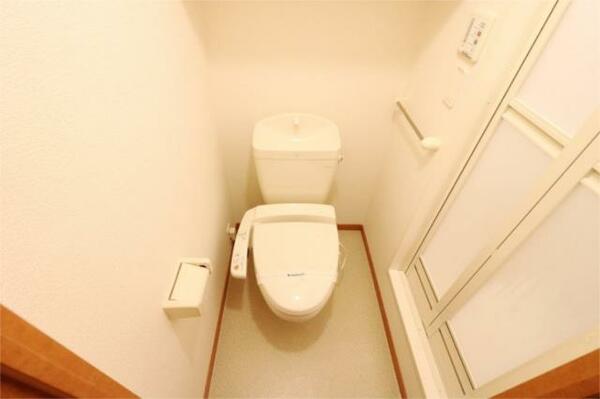 画像10:快適な温水洗浄便座付きトイレになります。