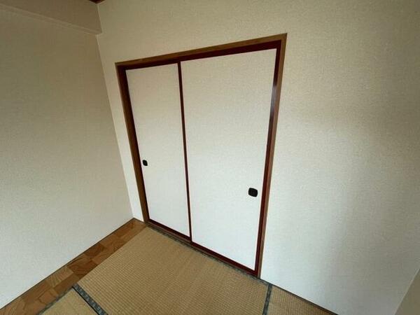画像9:和室の押入です。部屋がすっきり片付きます。