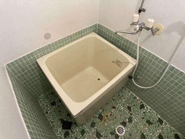 画像6:お風呂です。少し狭いですがシャワーするには十分ですね。
