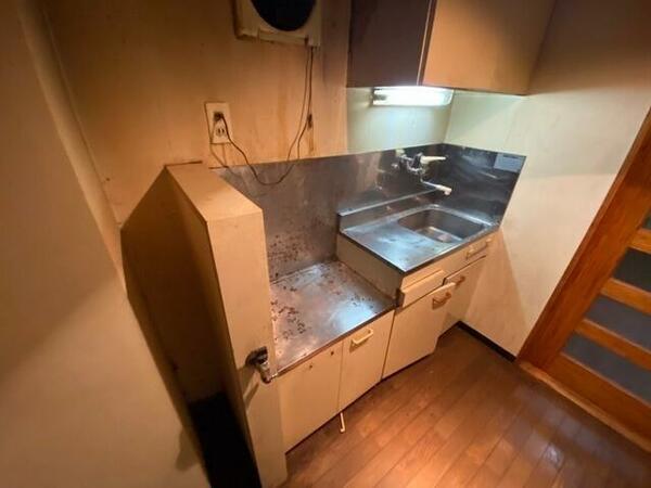 画像4:シンプルなキッチンです。ガスコンロも設置できる仕様です。