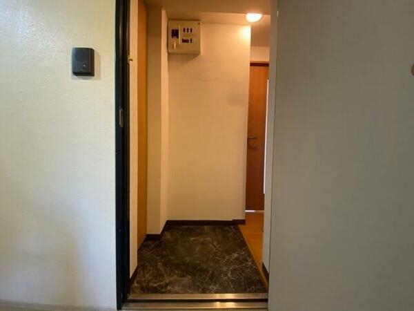 画像8:玄関です。白を基調としていて清潔感があります！