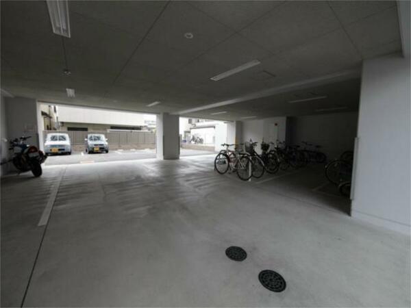 画像16:敷地内平面駐車場
