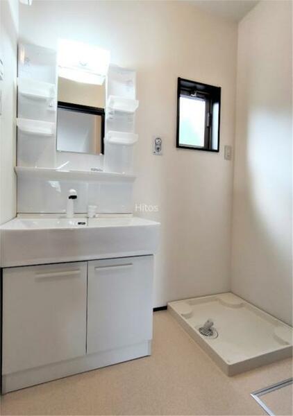 画像14:洗面所には忙しい時間に便利な独立洗面台と、洗濯機用防水パンがあります。