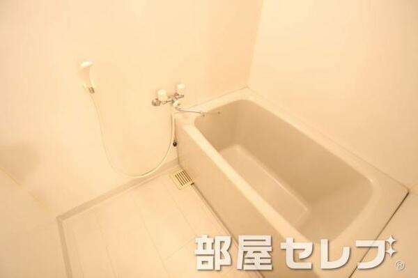 画像6:シャワー付きバスルーム。