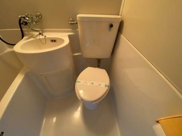 画像12:ユニットバス内のトイレです。一人暮らしなら十分ですね。