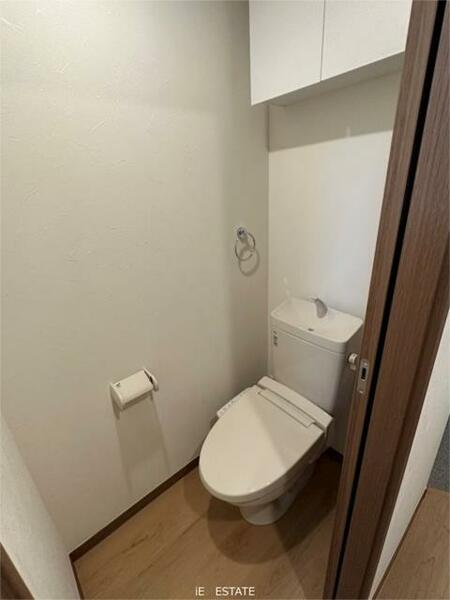 画像9:トイレ上の収納が便利！中には１枚棚板があります！