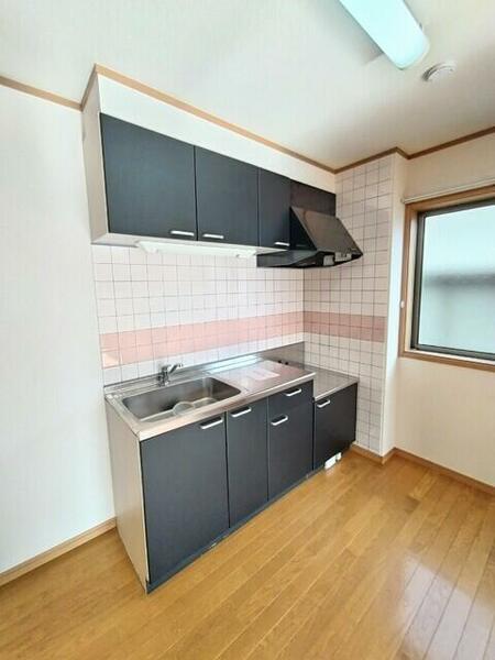 キッチン：★★キッチンには換気に便利な窓がついています♪★★