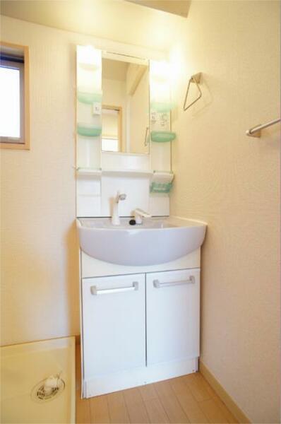 画像3:広々とした洗面台にシャワー付ノズルもついて、忙しい朝でもラクに支度ができます