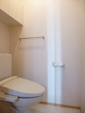 画像6:温水洗浄暖房便座付き♪上部へは、扉付きの収納棚あります♪
