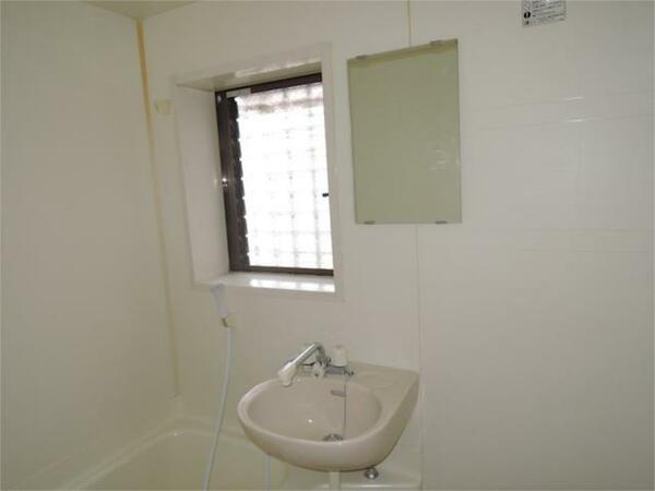 画像10:窓付の浴室