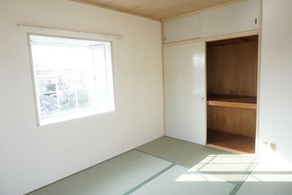 画像8:出窓付き6畳の和室です