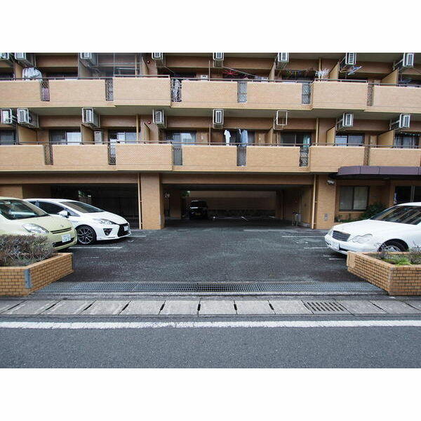 画像5:敷地内駐車場(平置11台)