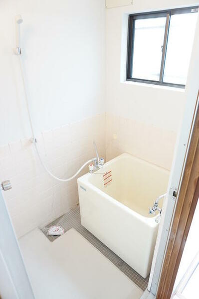 画像4:換気に便利な小窓のある浴室