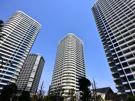 Ｍ．Ｍ．ＴＯＷＥＲＳ　Ｔｈｅ　Ｅａｓｔ