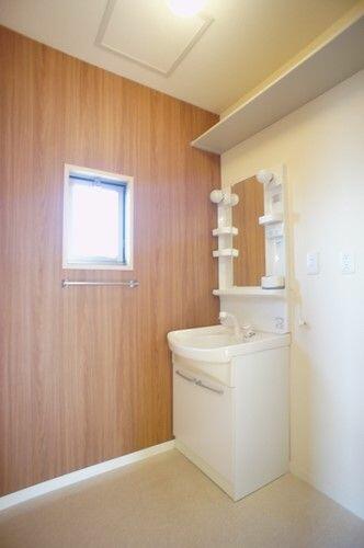 洗面所：■洗面脱衣所■　忙しい朝の洗髪に大助かりの洗髪洗面化粧台と収納棚を配した洗面脱衣所♪