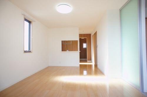 寝室：■ＬＤＫ■　【※ＬＥＤ照明付き！】１２．６帖のＬＤＫ！明るい床と建具が一層部屋を広く見せてくれます…