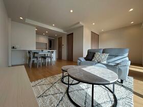 サンズガラリエ可部　７０３