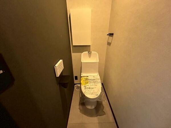 トイレ：こちらはトイレです。清潔感があり、安心して使用できます。