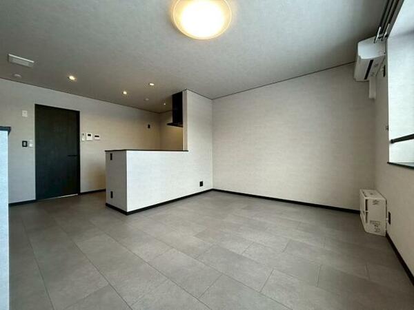 室内：リビングを別角度から撮ってみました。家具の配置もしやすそう。