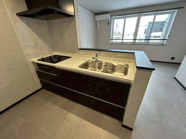 キッチン：キッチンはスペースも広々していて使いやすそうですよ！