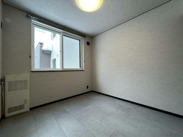 室内：寝室です。お部屋をどう使うかはあなた次第です！