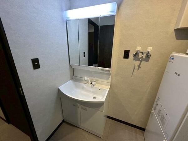 洗面所：こちらに洗面台があります。朝の洗顔はこちらで。