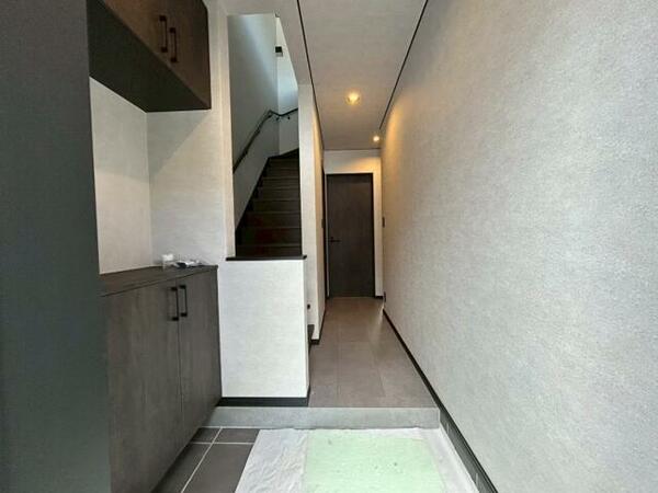 玄関：玄関の様子です。明るい印象ですね。気分もあがりそう。