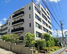 ３方向角住戸による陽当たりと充実の生活環境「ウェリス用賀」