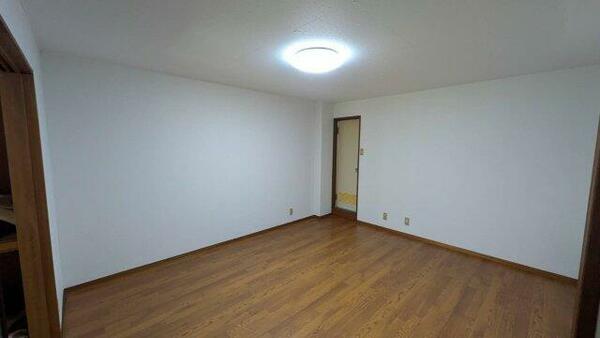 画像12:LDKは10帖の広々な快適空間です。四面にコンセント有り