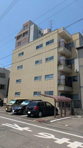 画像2:中心街の好立地で、塗り直された外壁が可愛い建物