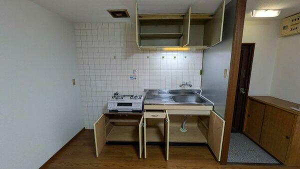 画像4:新品の2口の白いガスコンロと、収納たっぷりのキッチンで快適。