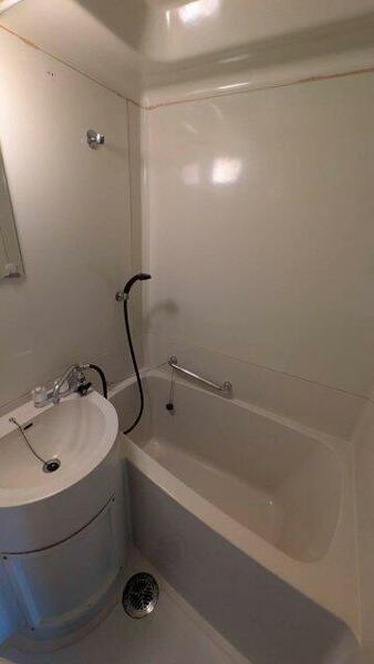 画像5:隙間ゼロのユニットバスで、ルームごと洗い流せてお手入れ簡単。