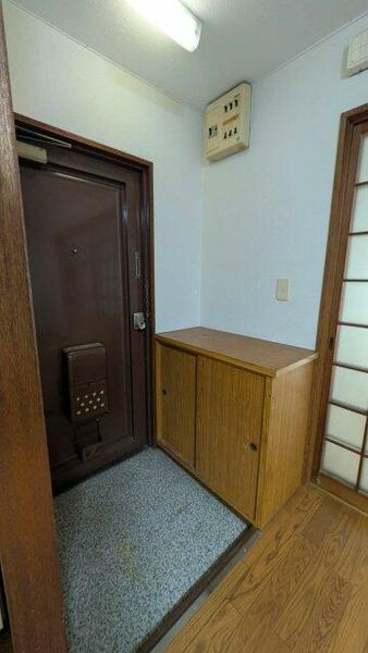 画像7:頑丈な玄関ドアと、十分な靴を収納できるシューズスペースあり。