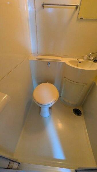 画像8:トイレは、綺麗でピカピカです。換気扇付き。