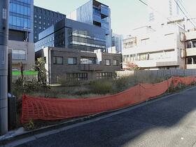 東京都港区南青山３丁目