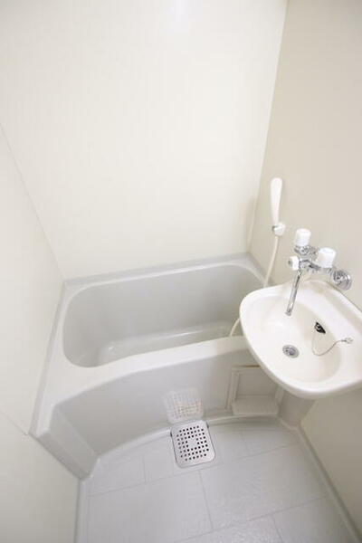 画像6:バスルーム・洗面台は同室に