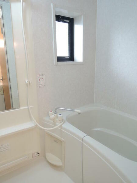 画像3:小窓があり光の差し込む浴室です♪　（同タイプ別部屋写真）
