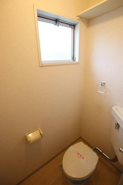 画像8:換気も楽な窓付きのトイレ♪
