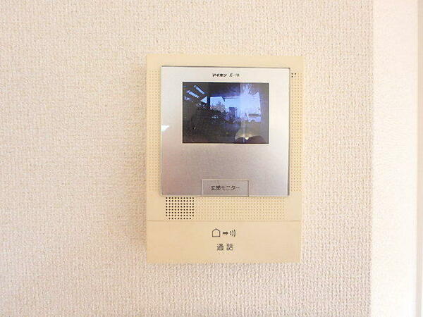 画像12:来訪者を確認できるTVモニターフォン　※別室参考写真