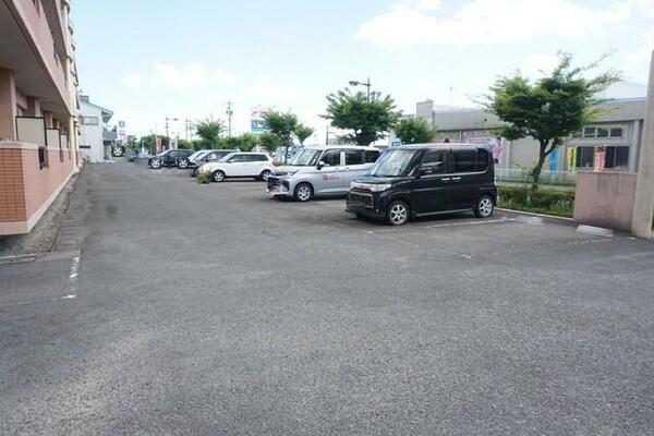 駐車場：駐車場は敷地内平置きです☆