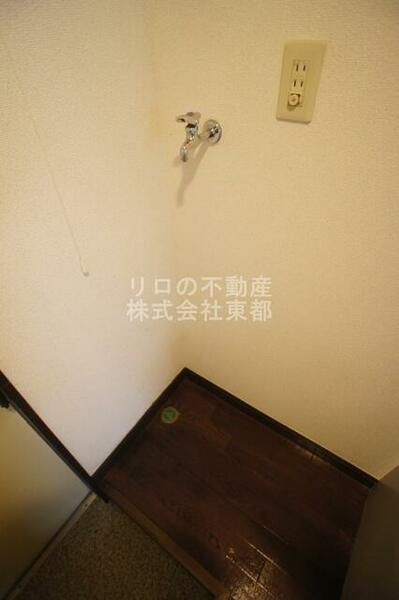 画像14:洗濯機置き場は室内にあるので雨に濡れる心配はありません。