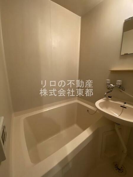 画像6:機能的で清潔感のある洗面所と一体型のバスルームです