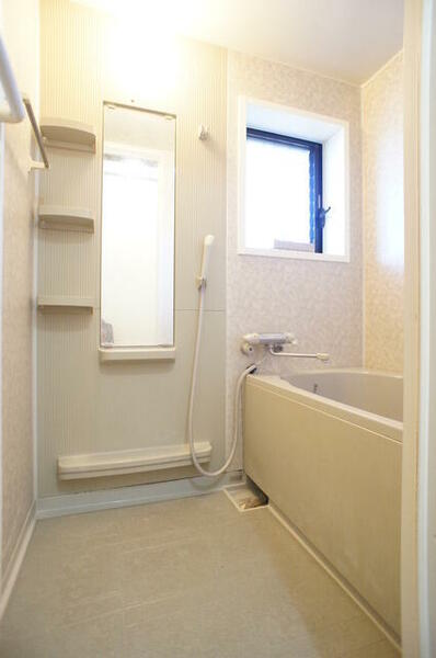 画像6:浴室には窓があり明るい空間！湿気対策に換気窓は大切ですね☆