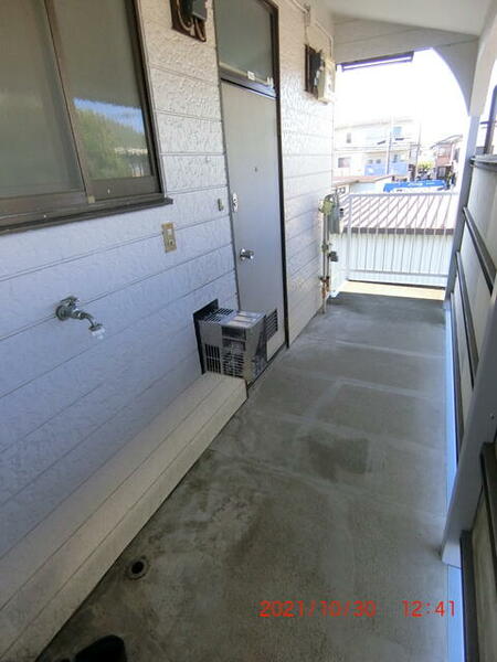 画像13:洗濯機置場　屋根付の廊下にあります