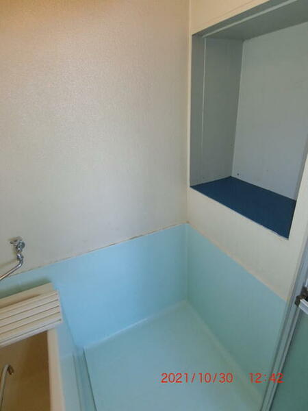 画像14:浴室内の物置スペース
