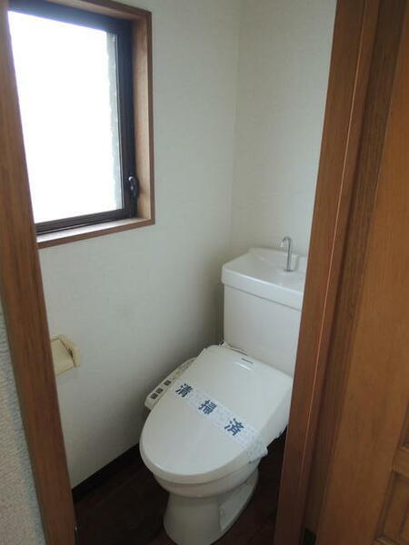 画像9:窓付きの独立型トイレです。