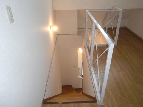 画像12:２階から見た階段