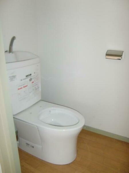画像7:トイレ新品交換済。温水洗浄便座取付けます。