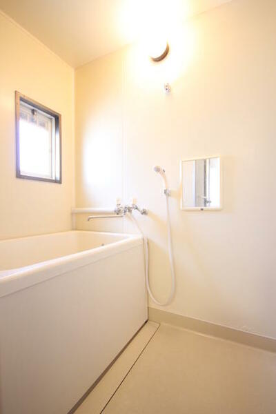画像11:浴室です！　窓があり換気にも最適です。